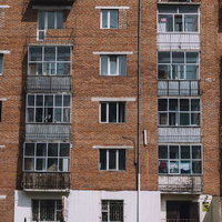 古びたレンガ造りのソビエト型アパート建物の写真