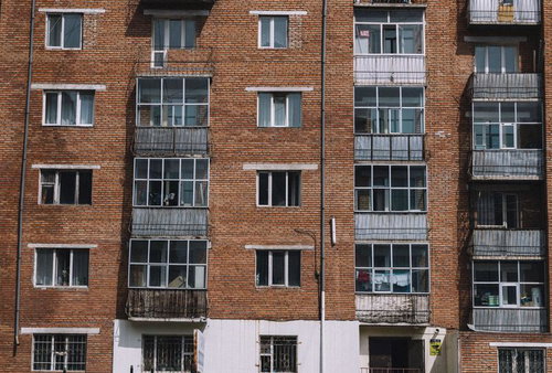 古びたレンガ造りのソビエト型アパート建物