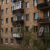 老朽化が進むソビエト時代のレンガ造りアパートの写真