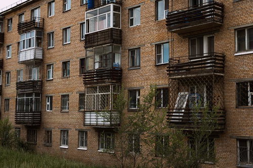 老朽化が進むソビエト時代のレンガ造りアパート