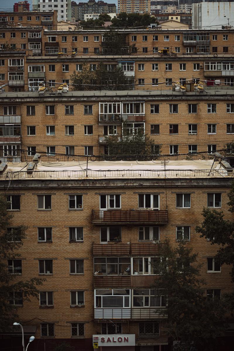 ウランバートルの旧ソ連型赤レンガアパート群の外観