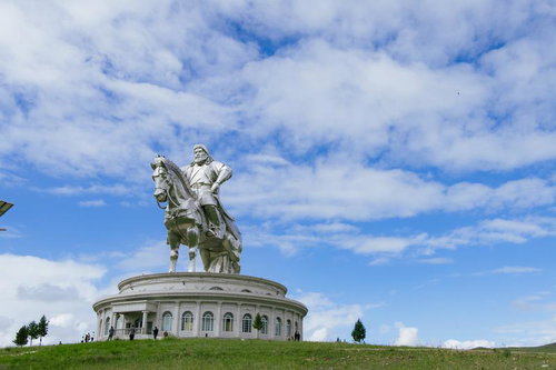 モンゴル高原に立つチンギス・ハーン騎馬像