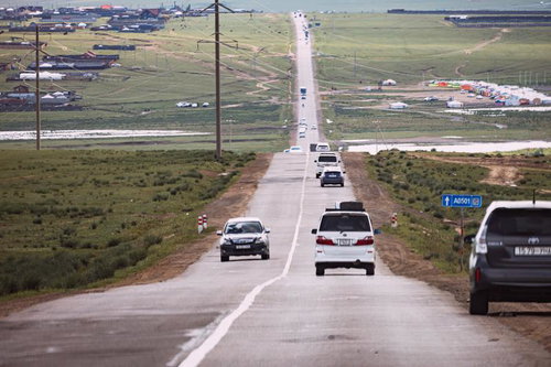 モンゴルの草原を貫く長い道路と集落