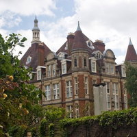 レンガ壁と白い窓枠が並ぶハムステッドの住宅街の建物の写真