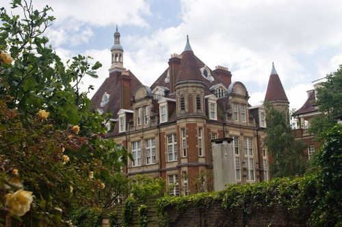 レンガ壁と白い窓枠が並ぶハムステッドの住宅街の建物