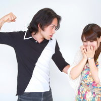 怒りに我を忘れ拳を振り上げて威嚇する男性の彼氏の写真