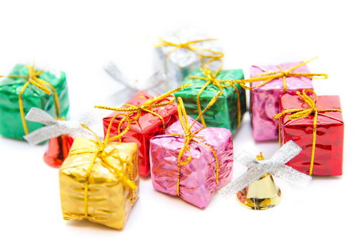 リボンが結ばれた赤と白のプレゼントボックス