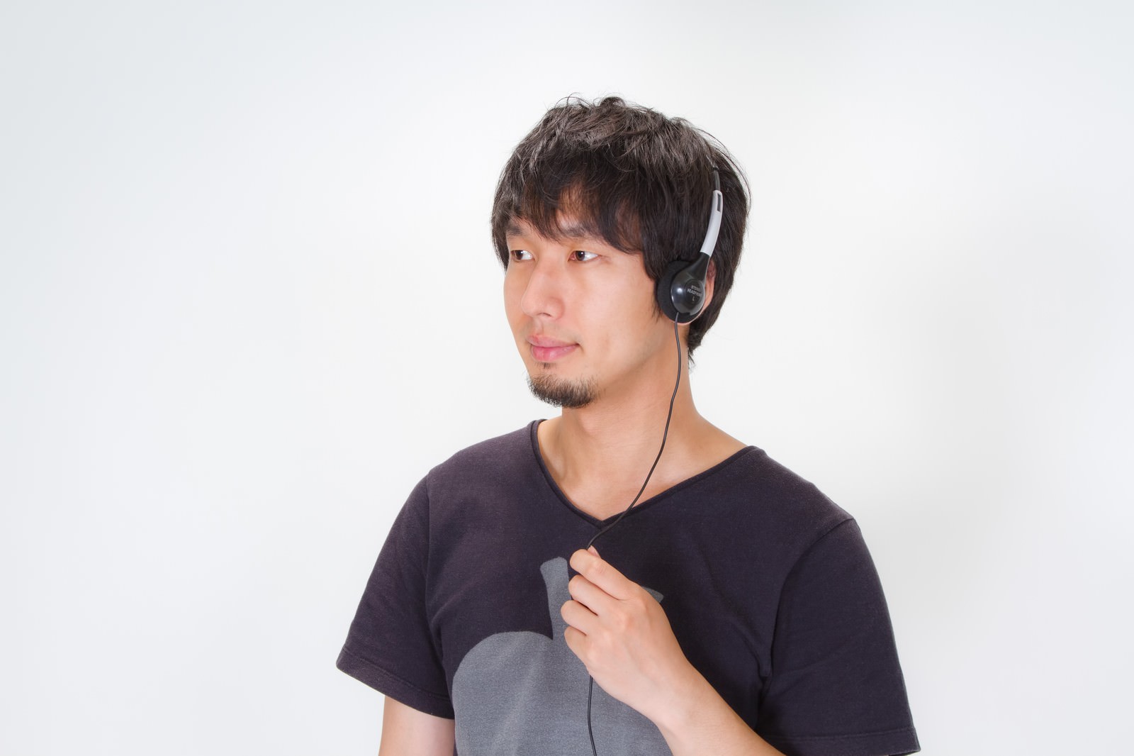 目を閉じて音楽を楽しむ男性［モデル：大川竜弥］