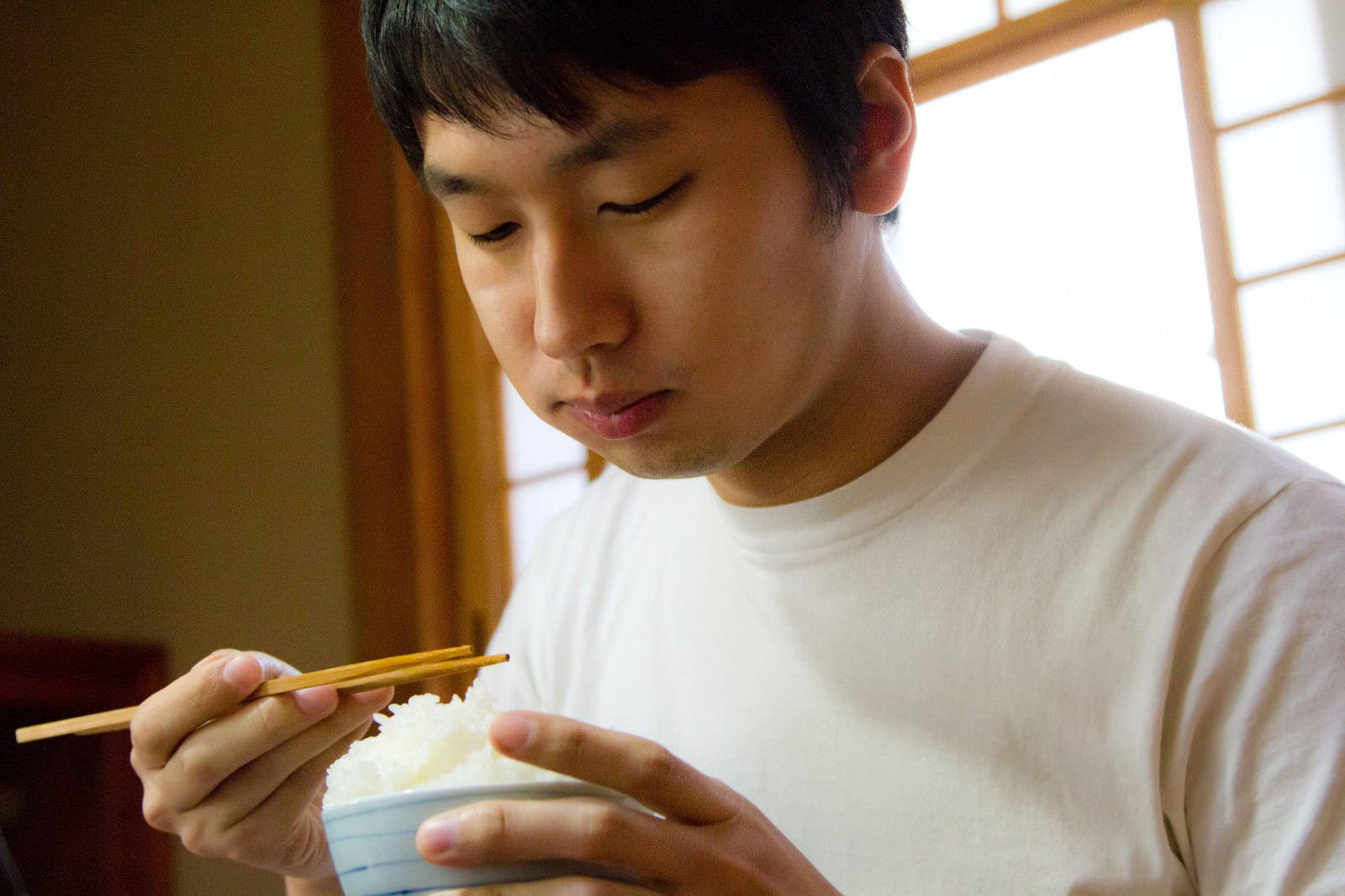 ウマウマとご飯を食べる男性［モデル：大川竜弥］