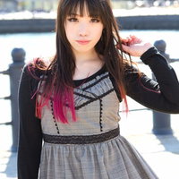埠頭の海を背景にポーズをとる女性のポートレートの写真