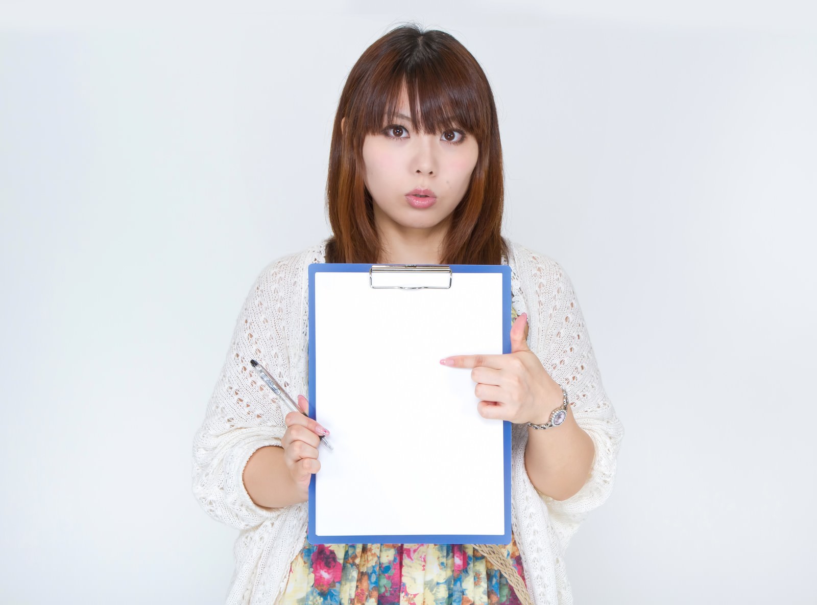 メモを正面に見せる女性［モデル：Lala］