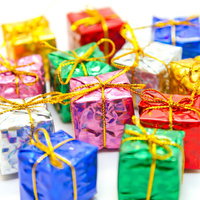 リボンが結ばれた小さなプレゼント用の箱の写真