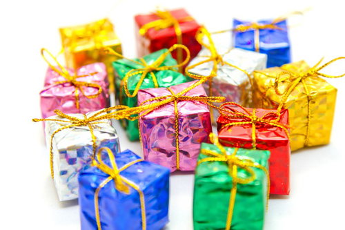 リボンが結ばれた小さなプレゼント用の箱