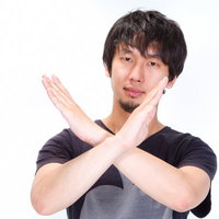 両腕でバツマークを作って拒否する男性のポーズの写真