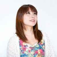 白い背景の前で首を伸ばして上を向く女性のポートレートの写真