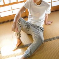 甚平姿で和室の畳にゴロンと寝転がるくつろぐ男性の写真