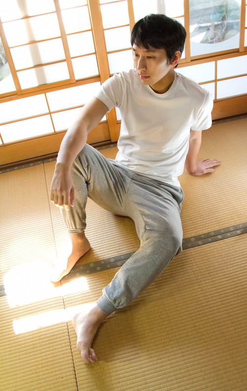 甚平姿で和室の畳にゴロンと寝転がるくつろぐ男性