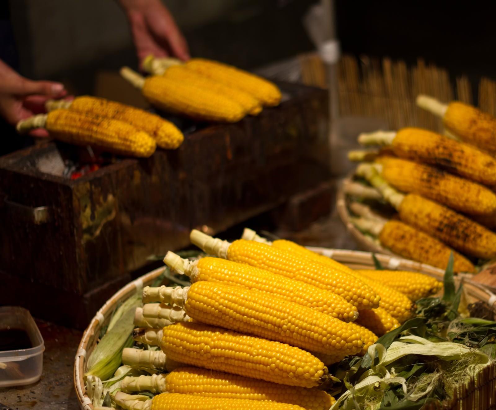 炭火で焼くやきもろこし