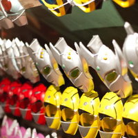 紐に吊るされた色とりどりの屋台のお面の写真