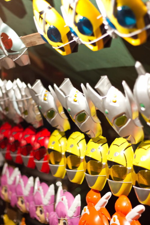 紐に吊るされた色とりどりの屋台のお面