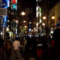 ネオンの看板が光る夜の横浜の繁華街の通りの写真