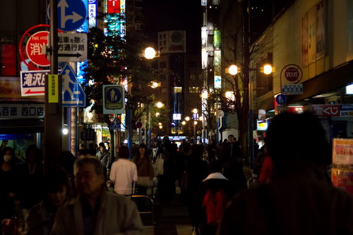 ネオンの看板が光る夜の横浜の繁華街の通り