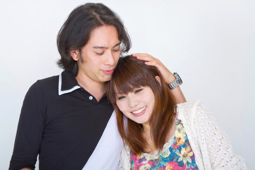 肩を寄せ合って穏やかに微笑むカップルのポートレート