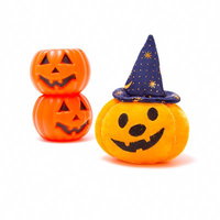 ゆるい笑顔が彫られたオレンジのハロウィンかぼちゃの正面の写真