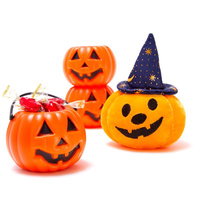 にっこり笑ったゆる顔のオレンジ色のハロウィンかぼちゃの写真