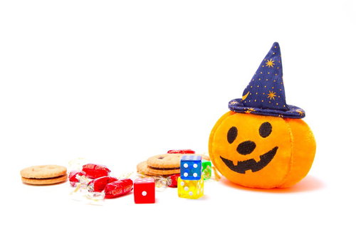 お菓子が散らばるゆる顔のハロウィンかぼちゃとカラフルな飴