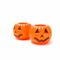 顔が彫られたオレンジ色のハロウィンかぼちゃの正面アップの写真