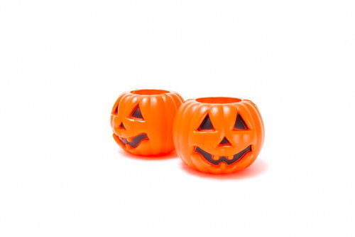 顔が彫られたオレンジ色のハロウィンかぼちゃの正面アップ