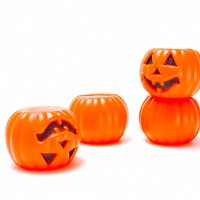 ひっくり返って逆さまになったハロウィンかぼちゃの写真