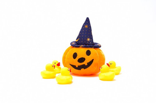 円形に並んだあひるちゃんがハロウィンかぼちゃを囲んで召喚する風景