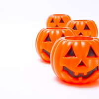 サイズ違いで交互に列をなすハロウィンかぼちゃの写真