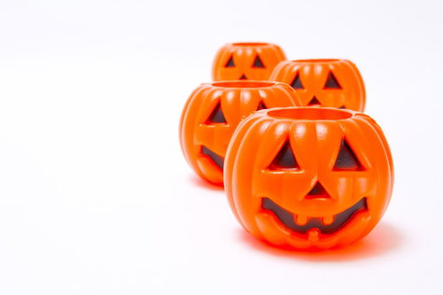 サイズ違いで交互に列をなすハロウィンかぼちゃ