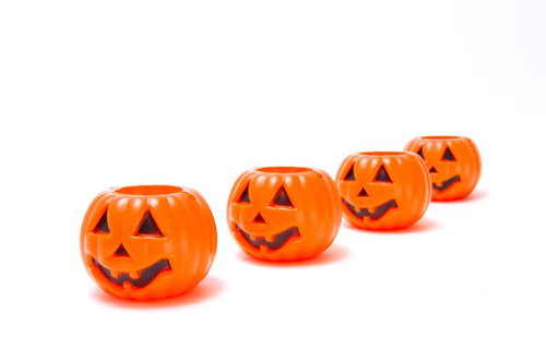 大きさが異なる彫られたかぼちゃが一列に並ぶハロウィンの風景