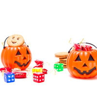 サイコロとカラフルな飴が詰まったハロウィンかぼちゃの中身の写真