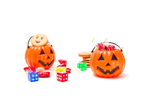 サイコロとカラフルな飴が詰まったハロウィンかぼちゃの中身