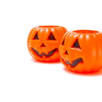 薄ら笑いの不気味な表情が彫られたハロウィン用おばけかぼちゃの写真