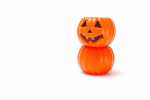 ヘタの部分がとんがったオレンジのだるまのようなかぼちゃ