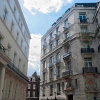 ビッグベン方面に続くウエストミンスター付近のロンドンの町並みの写真