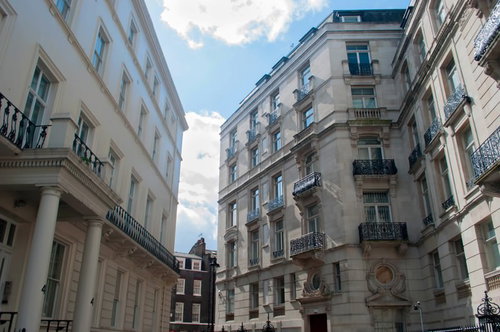 ビッグベン方面に続くウエストミンスター付近のロンドンの町並み