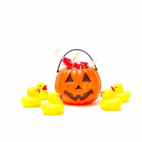 ハロウィンかぼちゃのおばけを魔法陣の中心から召喚するあひるちゃんの写真