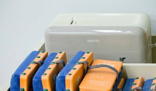 教室の黒板の下に置かれた白い黒板消しとクリーナー