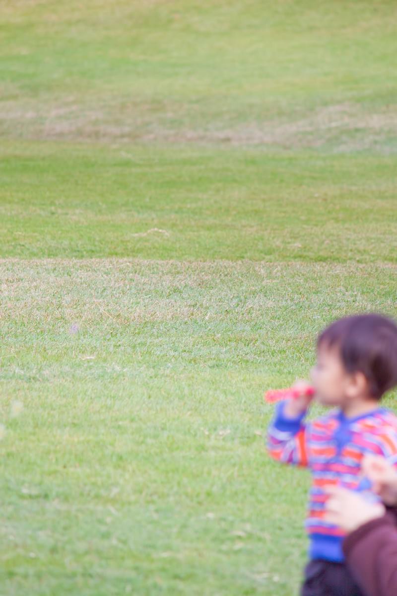 シャボン玉を吹く子供