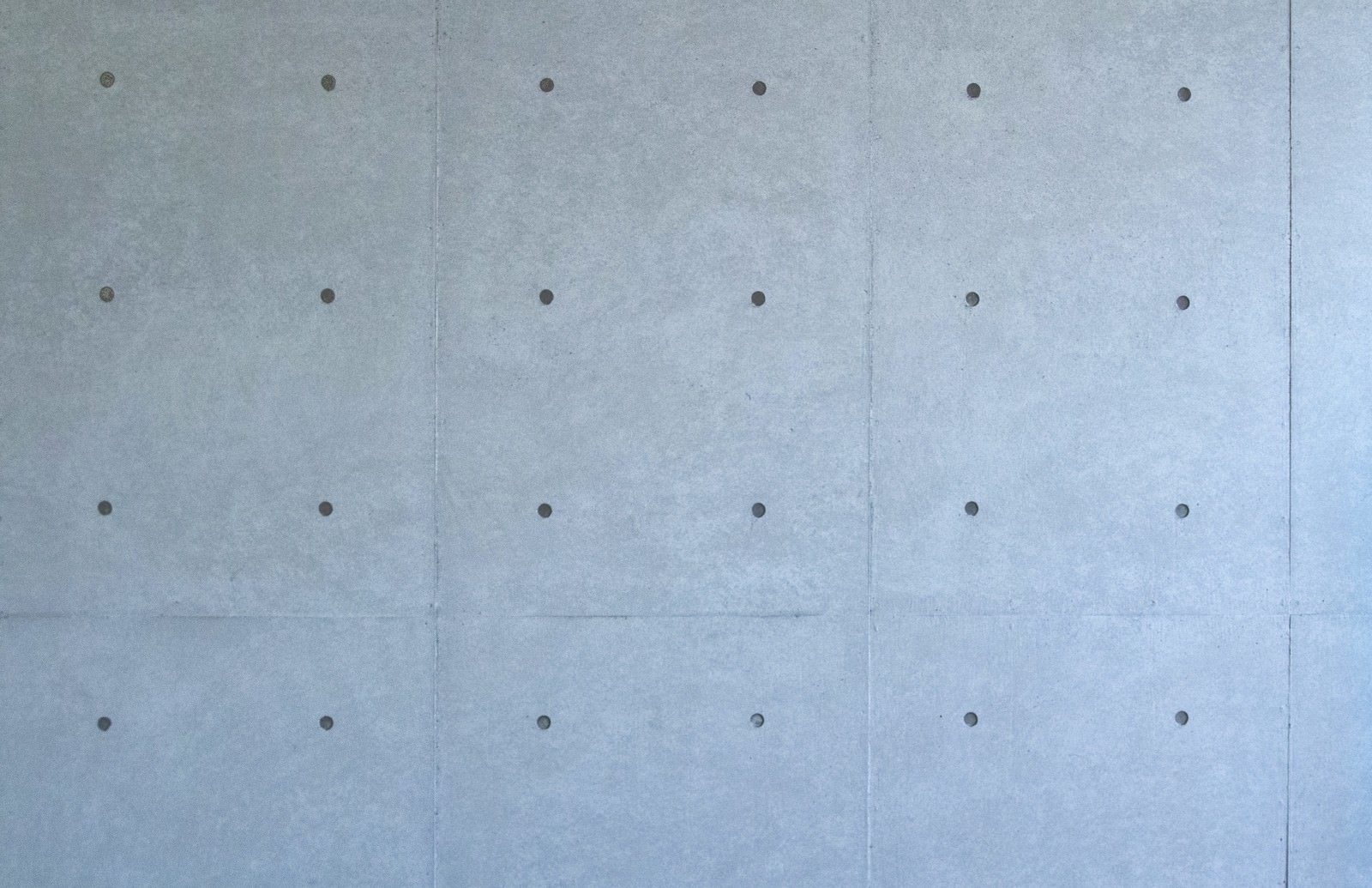 穴が見えるコンクリート打ちっぱなし