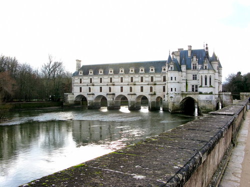 川に架かるアーチ橋の上に建つフランスのシュノンソー城