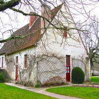 石壁と瓦屋根のシュノンソー城近くのフランスの小屋の写真