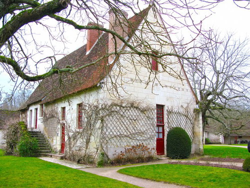 石壁と瓦屋根のシュノンソー城近くのフランスの小屋